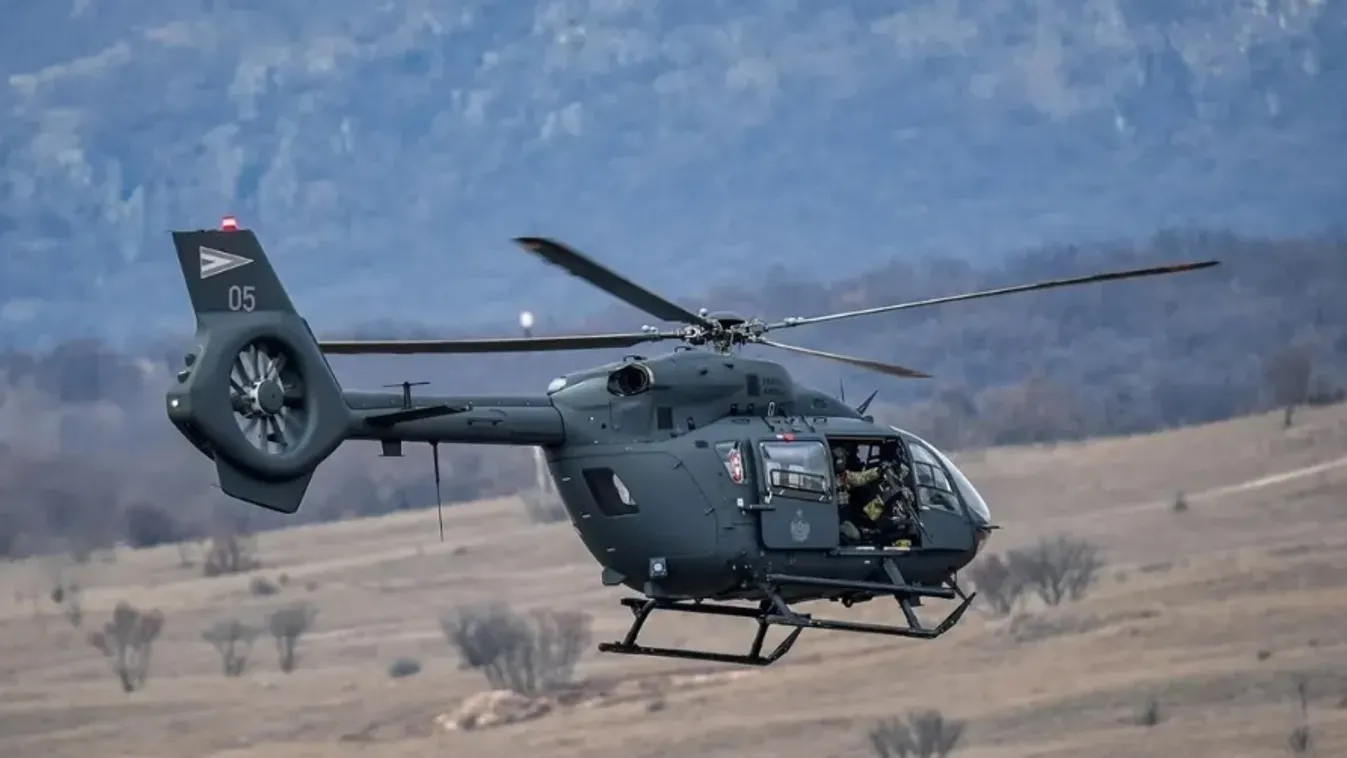 Romantikus sétarepülésre vitte feleségét a honvédségi helikopterrel Ruszin-Szendi Romulusz