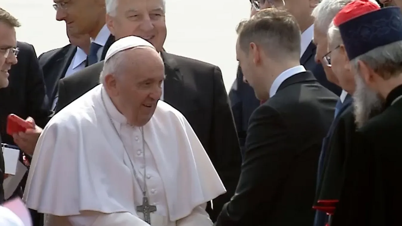 Ferenc pápa megérkezett Budapestre
