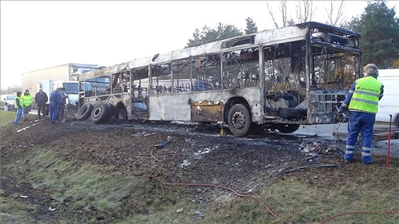 Kigyulladt egy autóbusz Inárcsnál, torlódás az M5-ösön