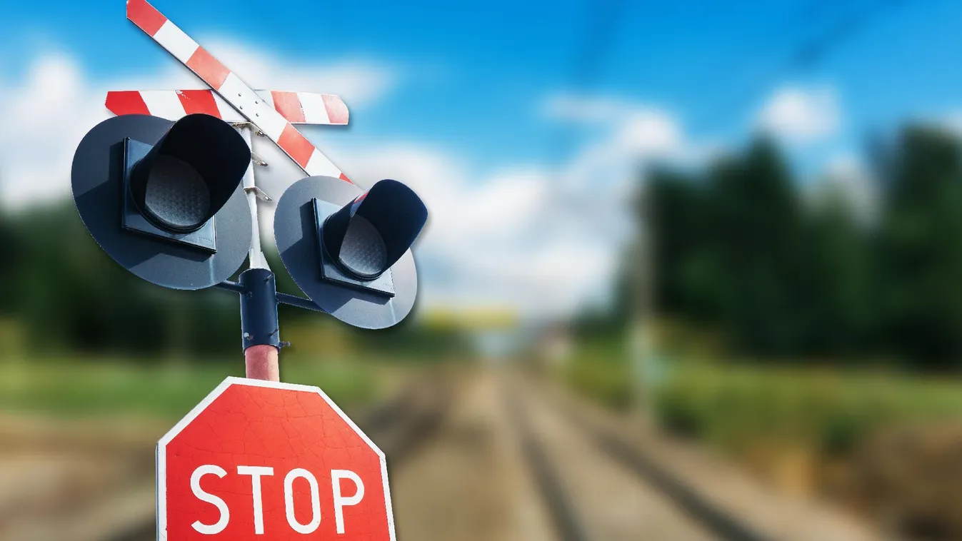 Összeütközött egy vonat és egy teherautó Polgárdinál