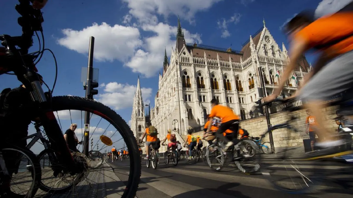 Nyeregben az ország