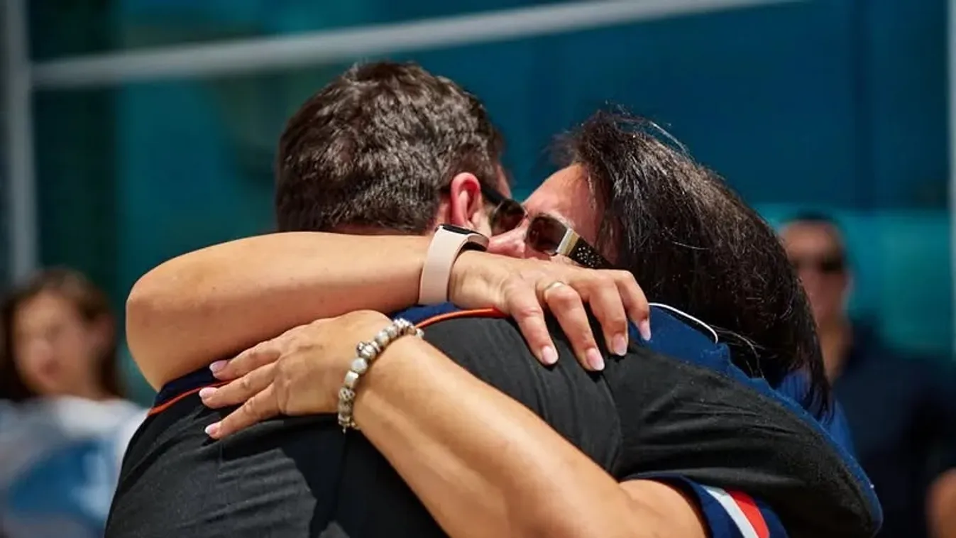 Könnyfakasztó pillanat: édesanyja ölelésében tört ki a magyar űrhajós a Földre visszatérve