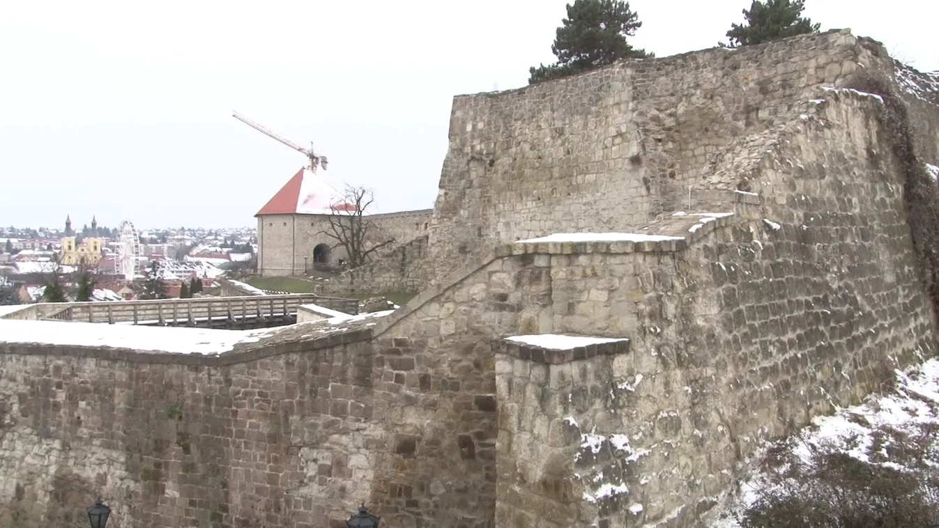 Leomlott az egri vár egyik támfala