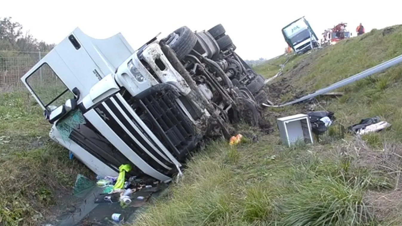 Durva baleset: legyalulta az egyik kamion a másikat