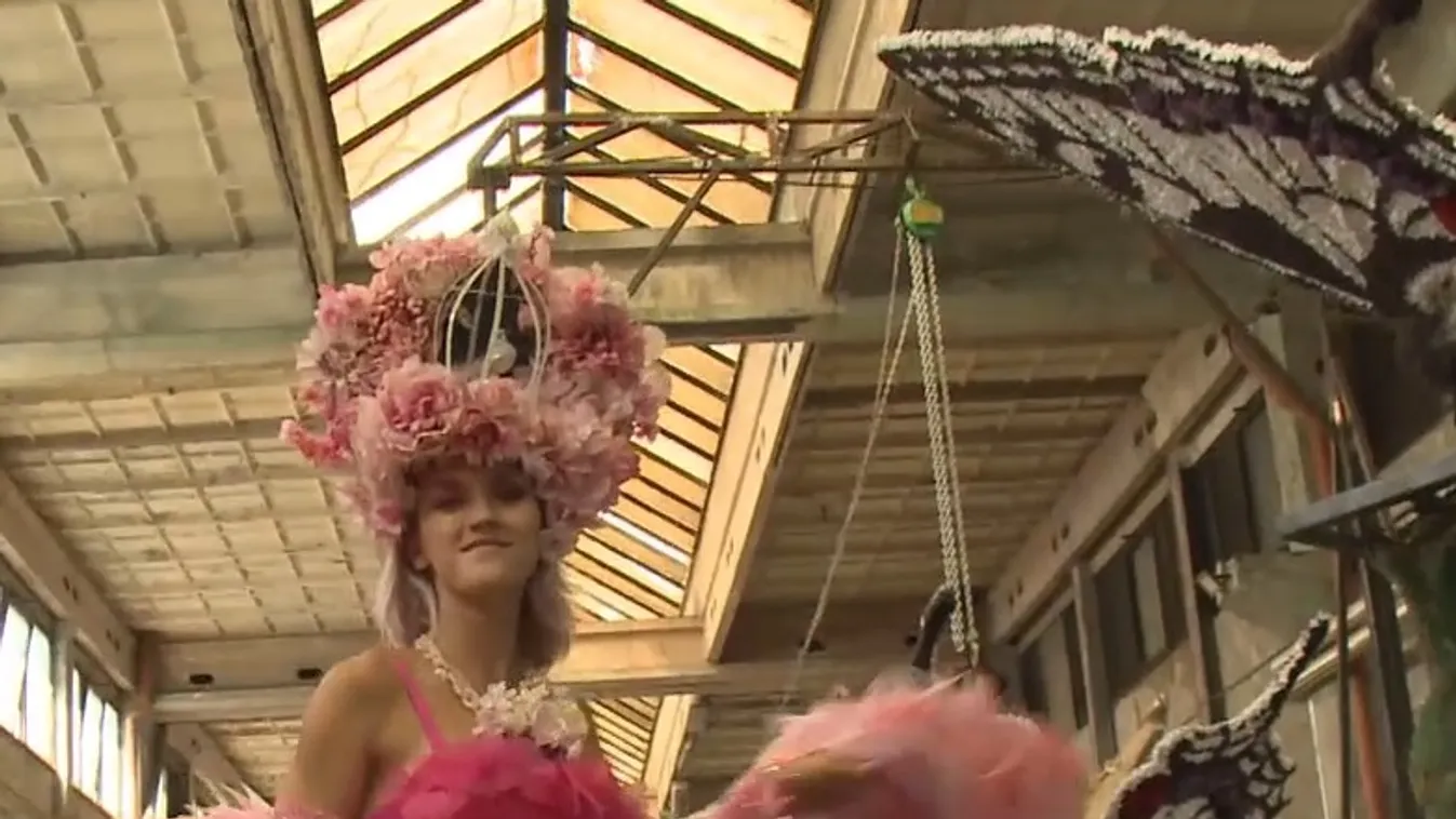 Már készülnek a virágkocsik a debreceni virágkarneválra + videó