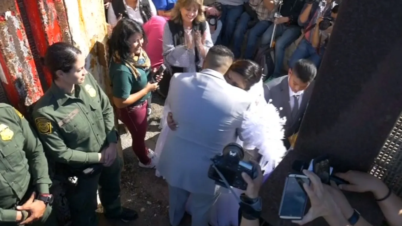 A határkerítésnél kötöttek házasságot