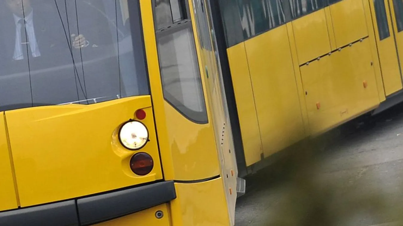 Pótlóbusz a combino helyett, karbantartás a Keletiben