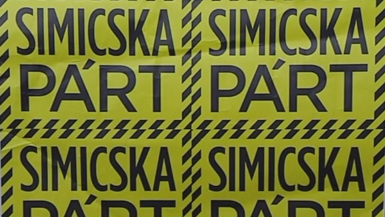 A Fidesz rendelhette a plakátrongáló matricákat