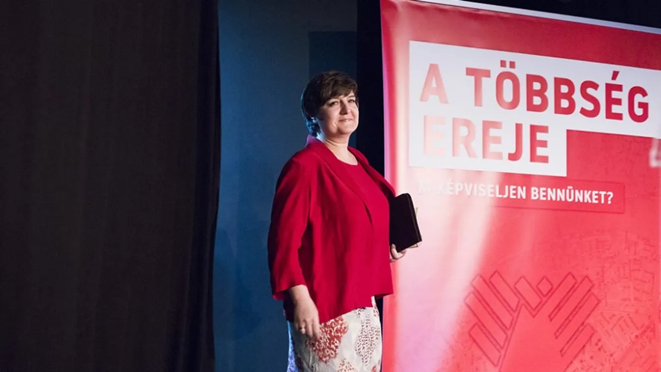 V. Naszályi Márta budavári polgármester nem nyugszik, de okostelójával lyukra futott