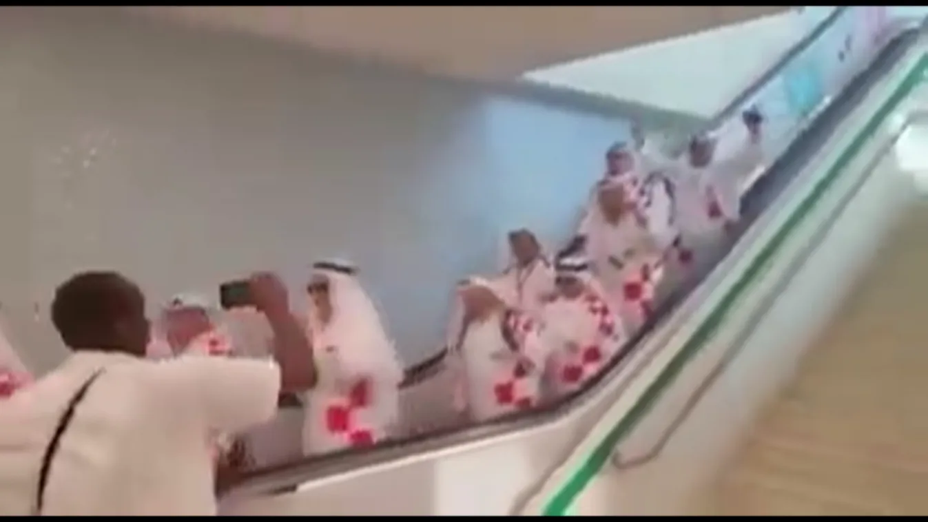Arab köntösben vonultak a horvát szurkolók