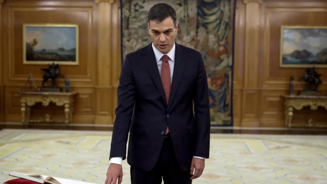 Ilyen sem volt még: felesküdött Rajoy utódja, csak nem a Bibliára