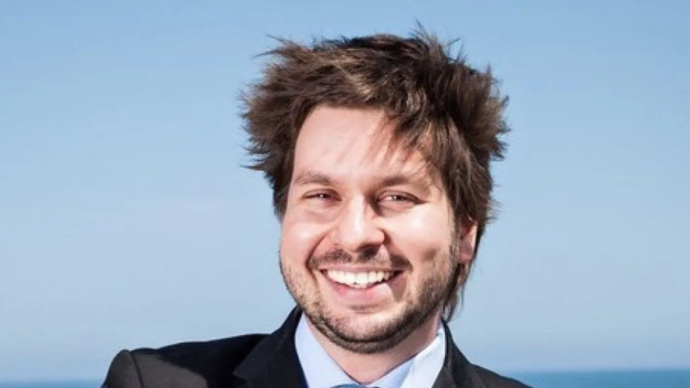 Provokatív posztokkal érzékenyít közösségi oldalán az Amnesty-vezér, akinek testvére több száz millió forint adót csalhatott