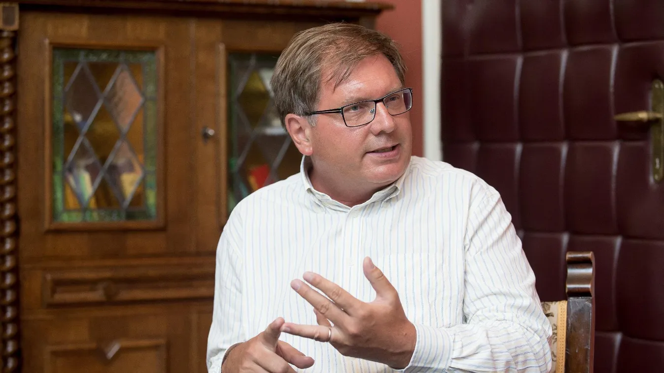 Fabiny: Nem hiszem, hogy a mellünket kellene vernünk