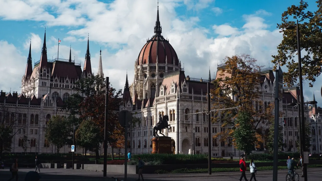 Frissítve! Egy férfi gázpisztollyal hadonászott és fenyegette a járókelőket a Parlamentnél