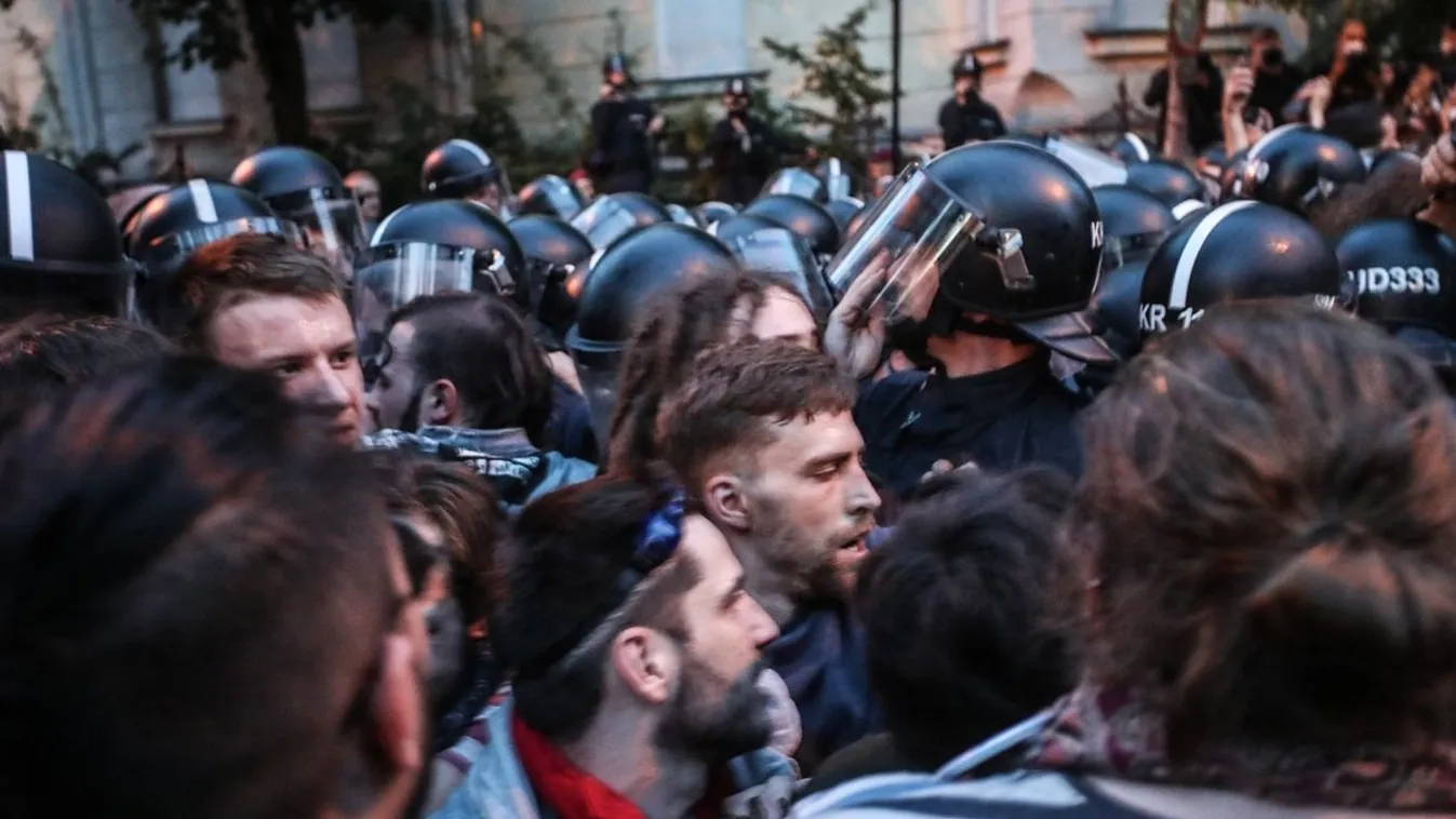 Dulakodnak a tüntetők a rendőrökkel a Lendvay utcában