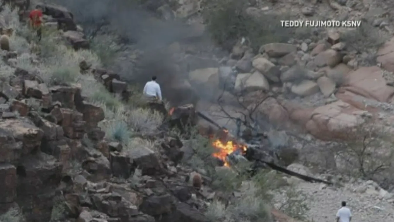 A Grand Canyonba zuhant egy túrahelikopter