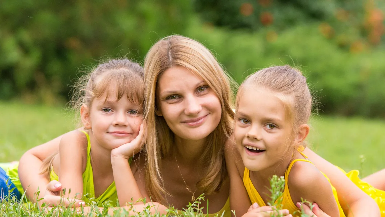 Üzent a kormány anyák napján