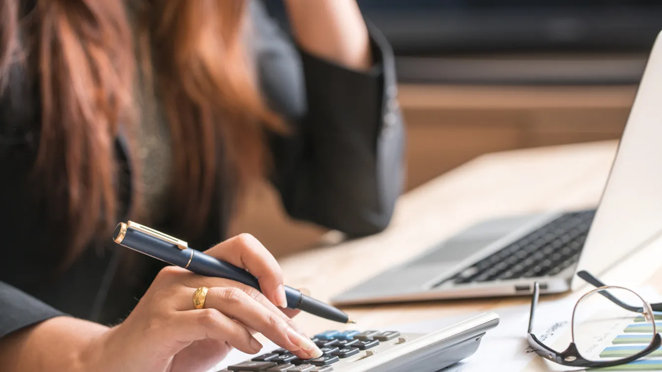 Három év múlva jöhetne az egy számjegyű szja