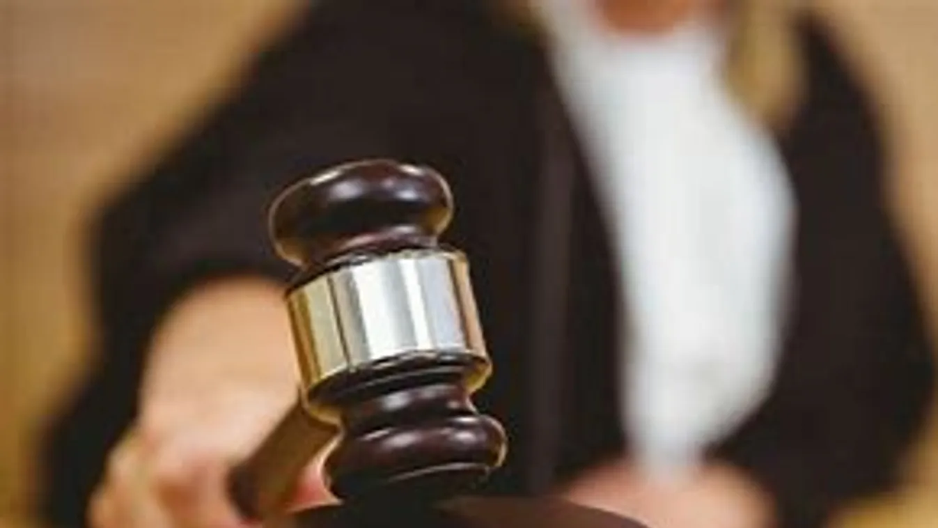 Ítéletet hirdetett a bíróság a Deák téri késelés kapcsán folyamatban lévő ügy garázdasággal és rablással vádolt terheltjeivel szemben