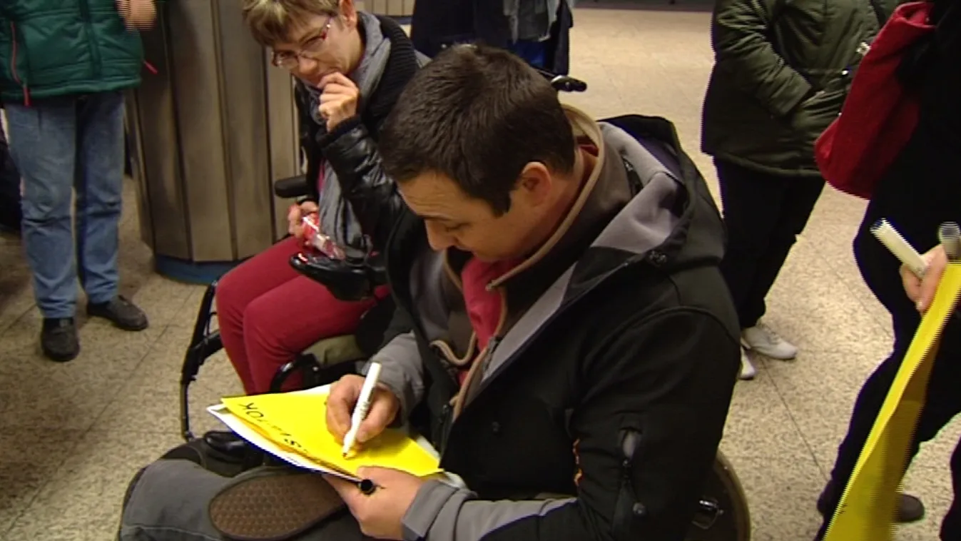 Kerekesszékesek lepték el a hármas metrót