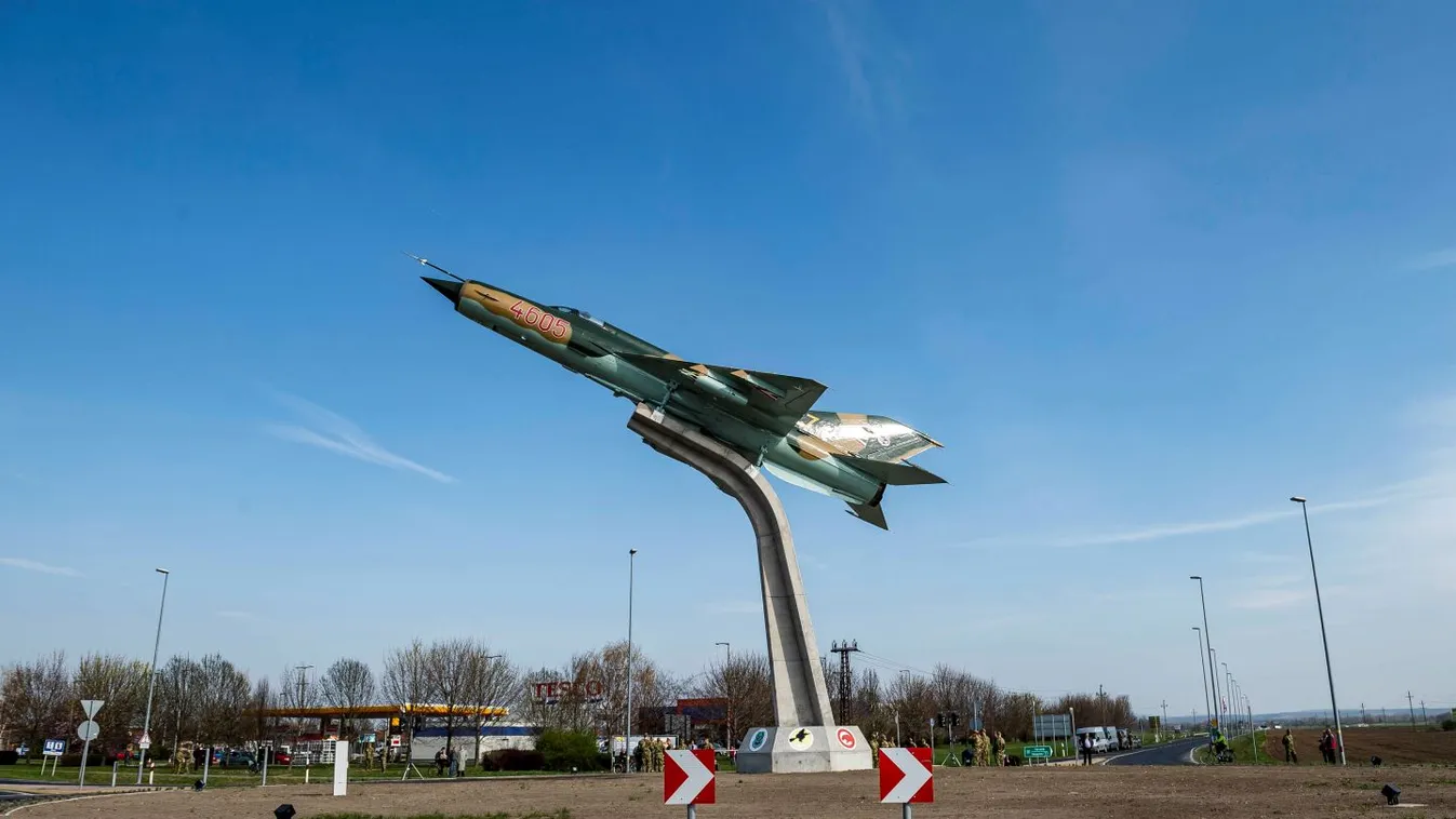 Katonai emlékművet és utasforgalmi terminált adtak át Pápán