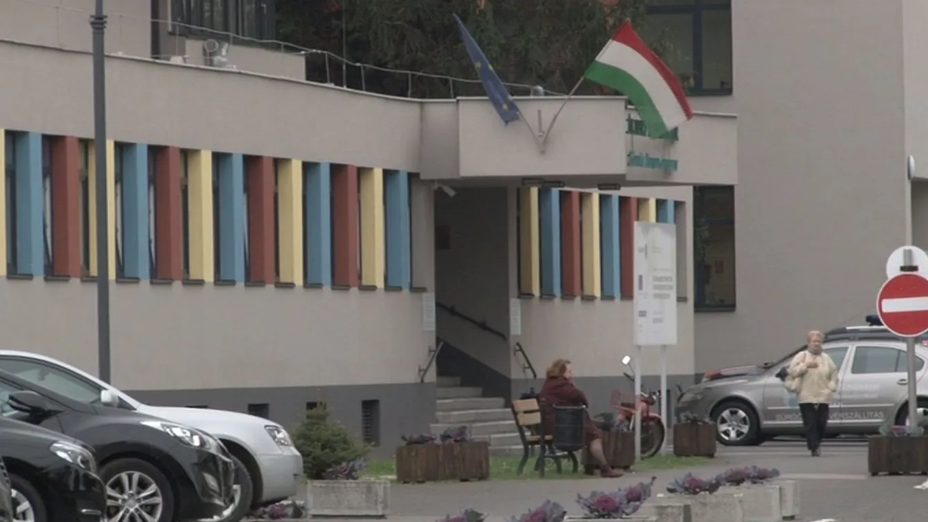 Rendre intette a hangoskodó családot az orvos, erre nekiestek