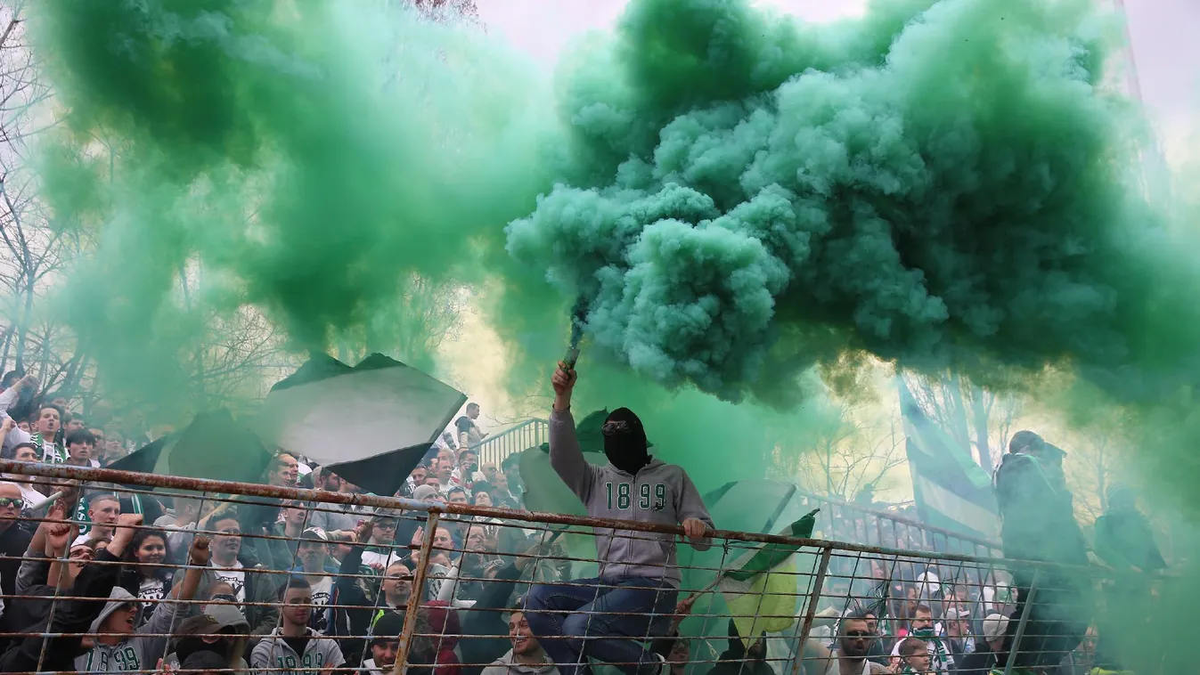 Lezárják a Fradi egyik szurkolói szektorát a hanggránátos baleset miatt