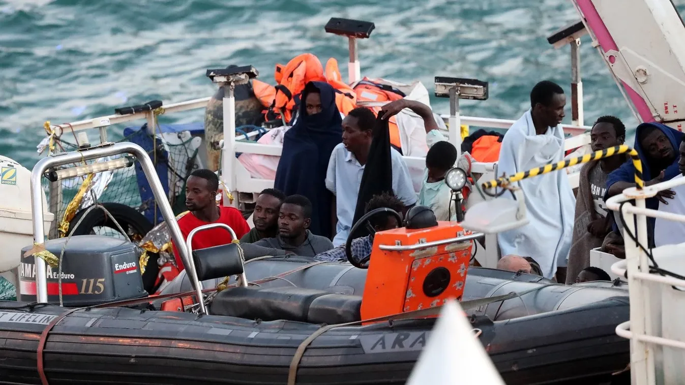 Nyolcvanöt embert mentettek ki egy bajbajutott hajóból Málta partjainál