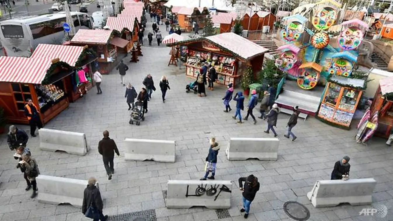 Betonelemek és kerítések közt az adventi vásár