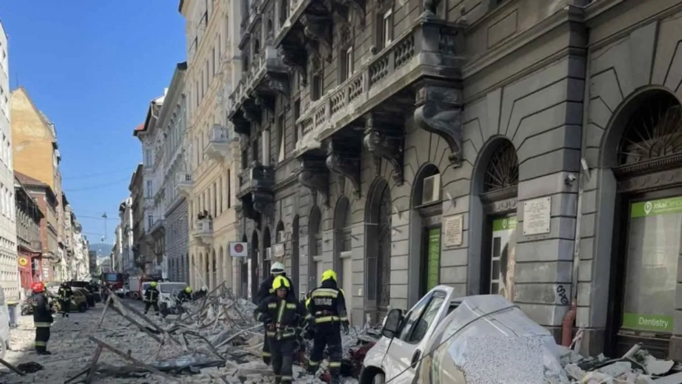 Homlokzati fal dőlt az utcára és parkoló autókra Budapest belvárosában + videó