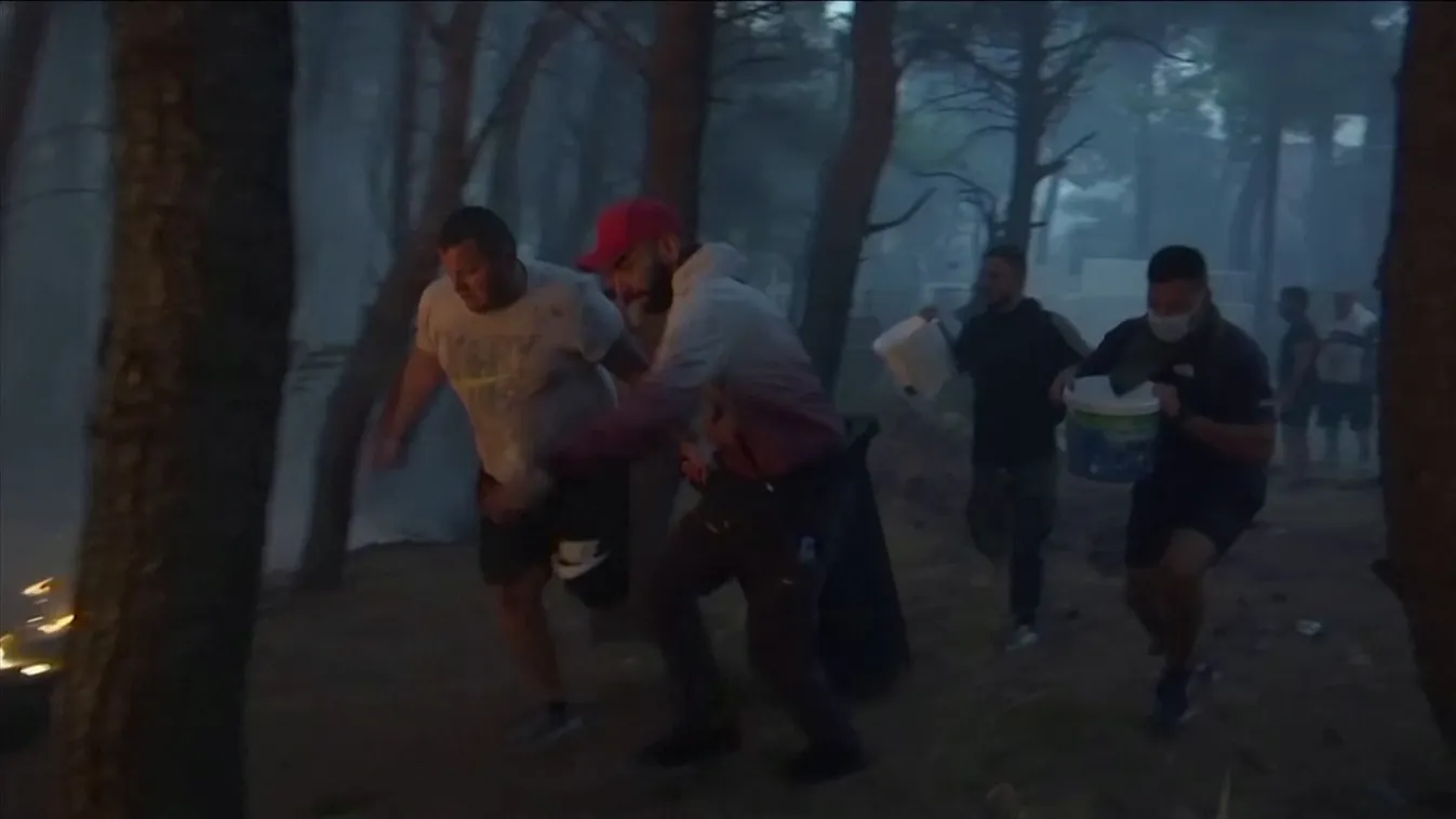 Menekülnek az emberek a tűz elől Athénból