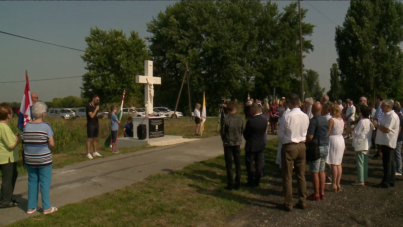 Út menti keresztet szenteltek Dombóváron