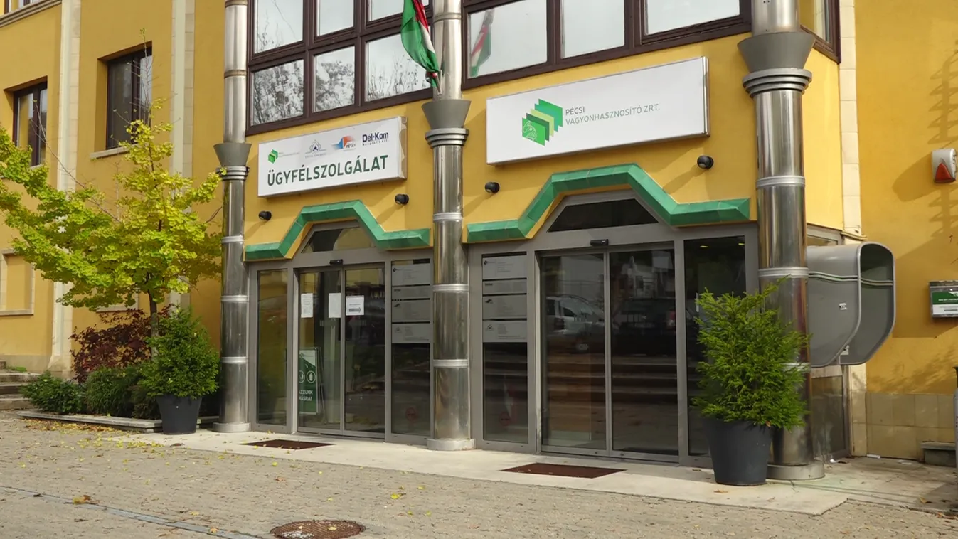 A pécsi polgármester ismét osztogat