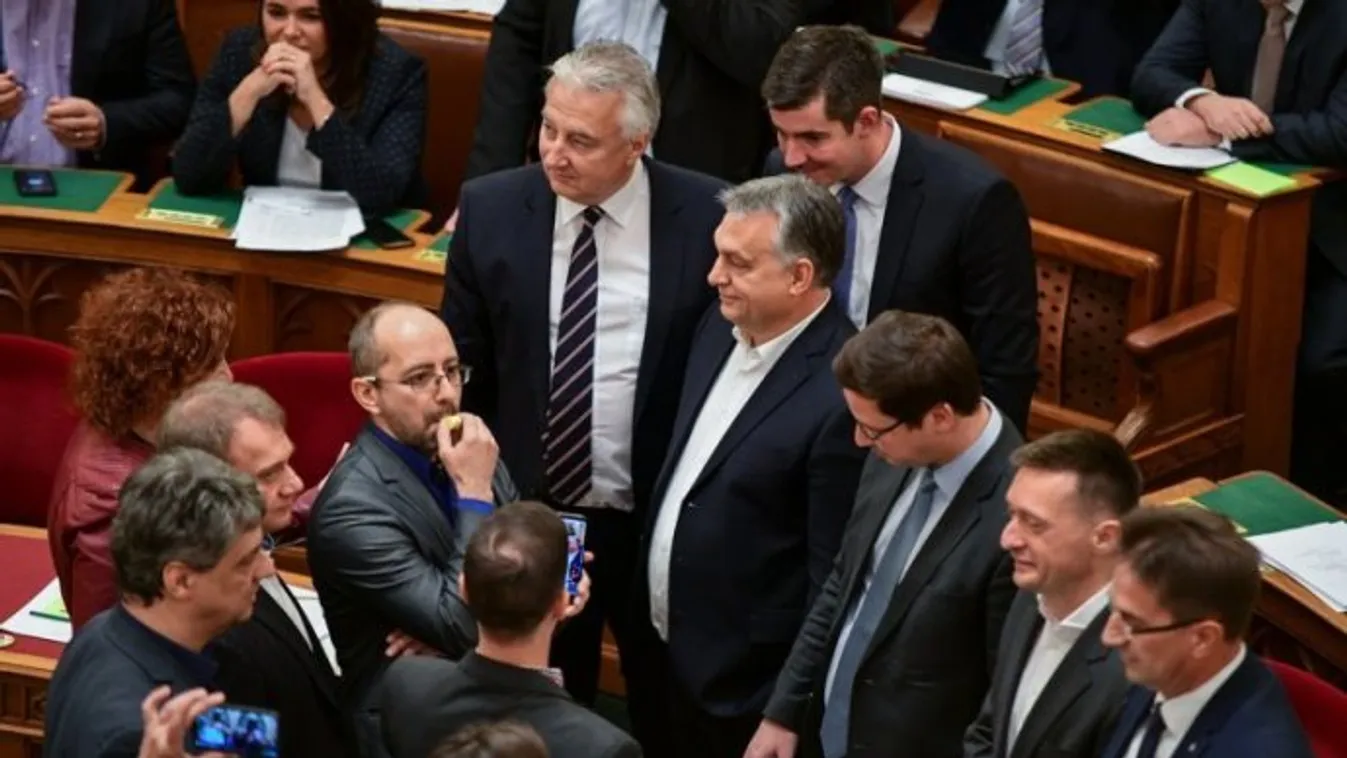 Az Országgyűlés megszavazta az ellenzéki politikusok büntetését