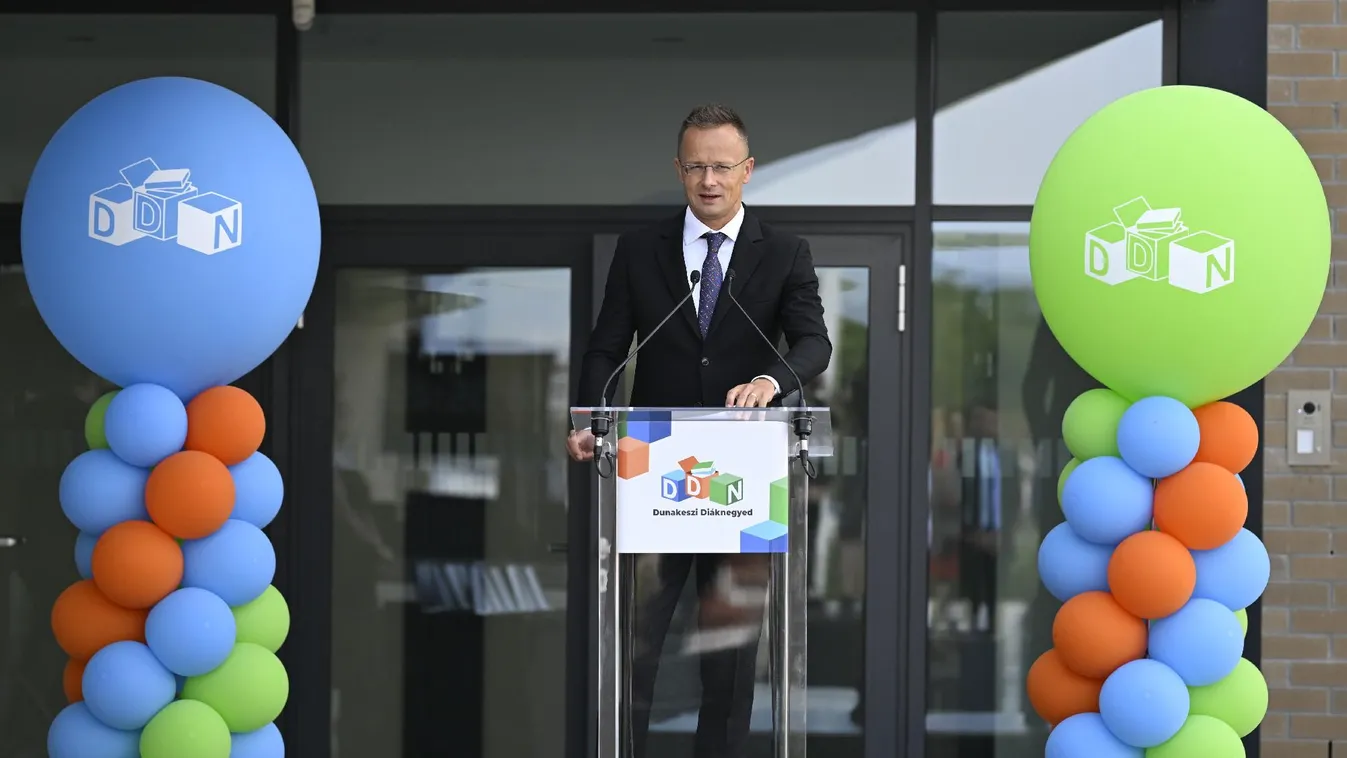Szijjártó Péter átadta a Dunakeszi Diáknegyedet + videó