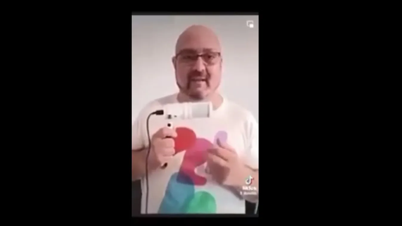 Egy 15 éves fiúval van viszonya a tanártüntetések szervezőjének, de szerinte ez rendben van