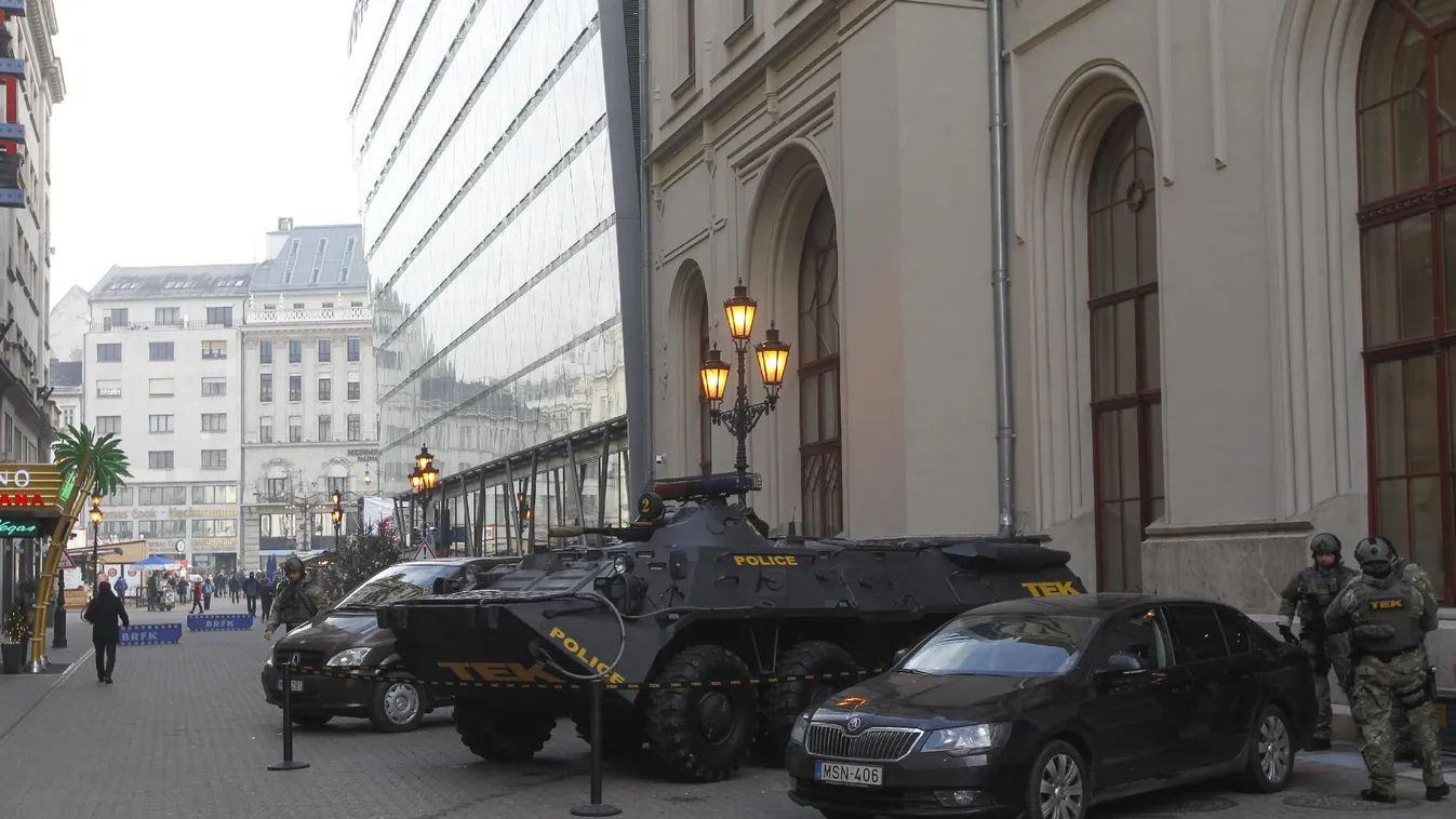 Eltűntek a TEK páncélosai a Vörösmarty térről