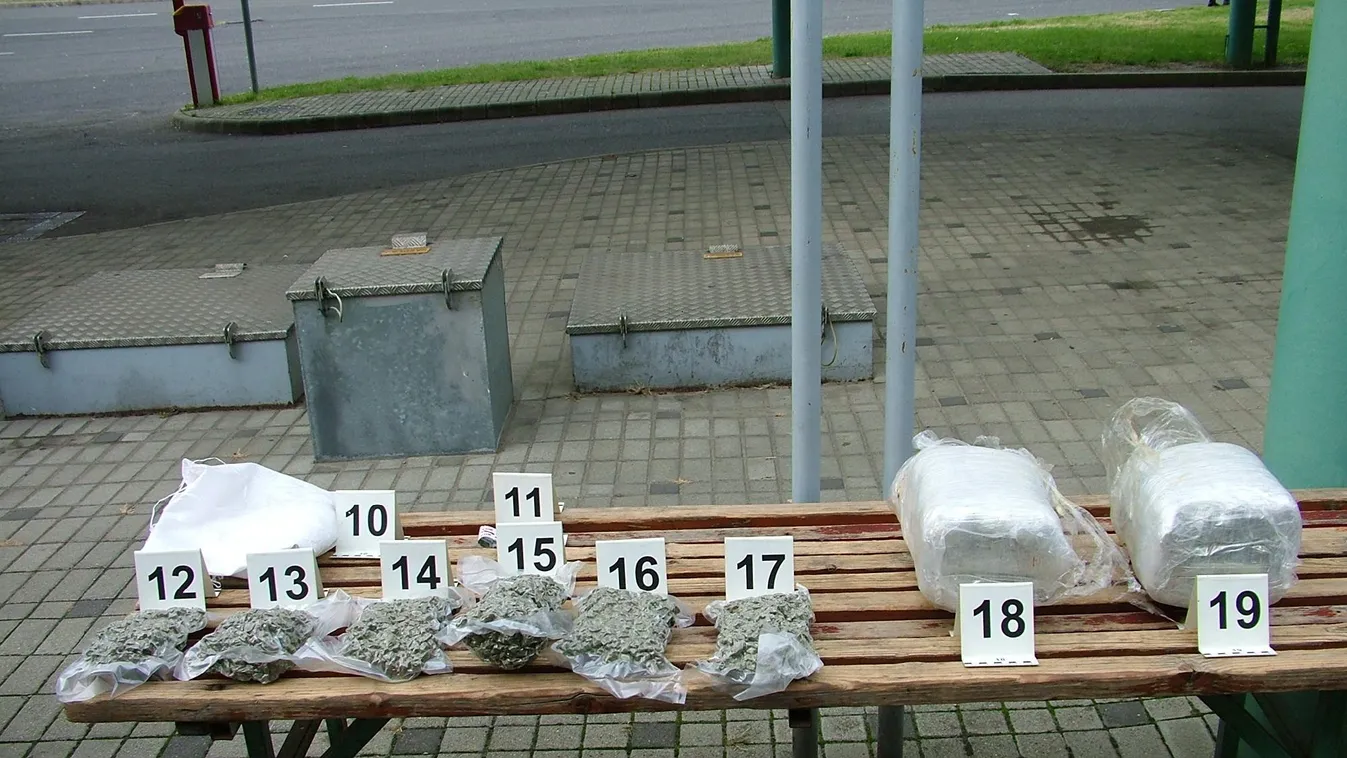 Huszonhárom kiló marihuánát találtak a pénzügyőrök egy buszban Röszkén