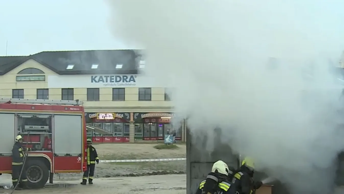 Látványos tűzoltási bemutatón hívták fel a figyelmet a karácsonyi időszak veszélyeire  + videó