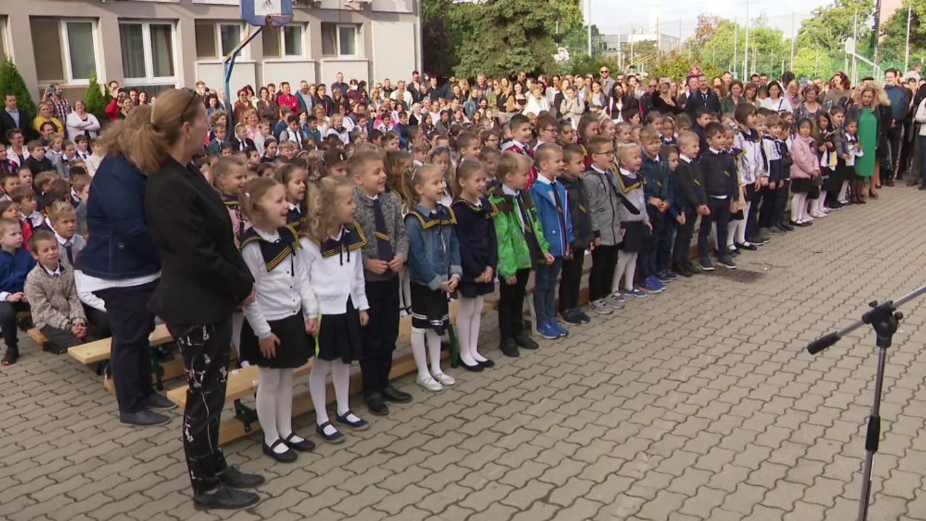 Csaknem másfél millió diák kezdte meg a tanévet