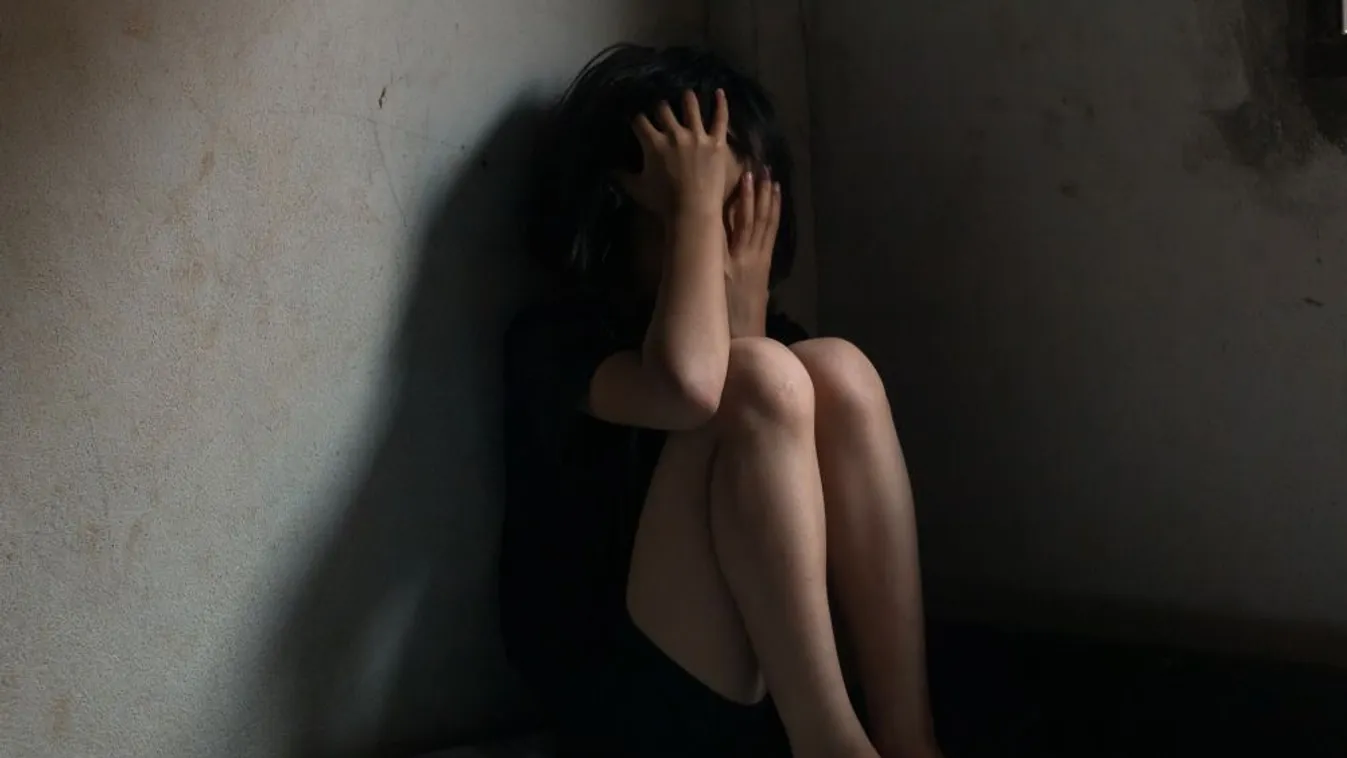 Kiskorú nevelt lányát napi szinten szexuális cselekményre kényszerítette