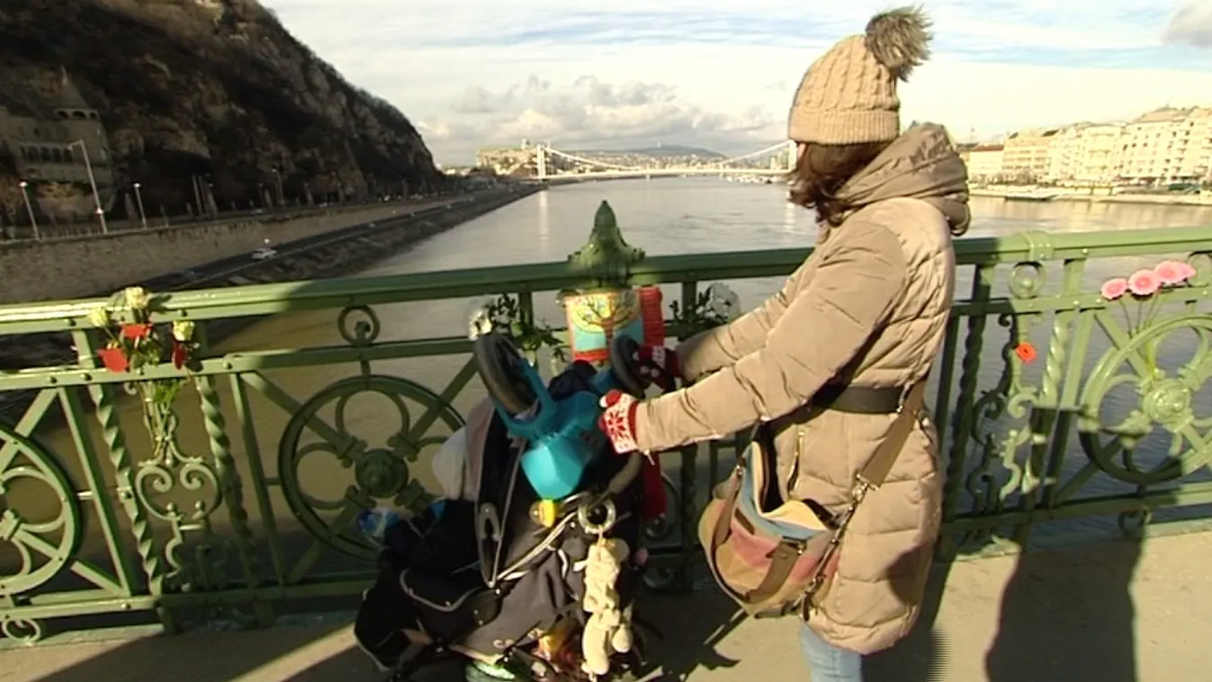 A hála virágaival demonstráltak Geréb Ágnes mellett