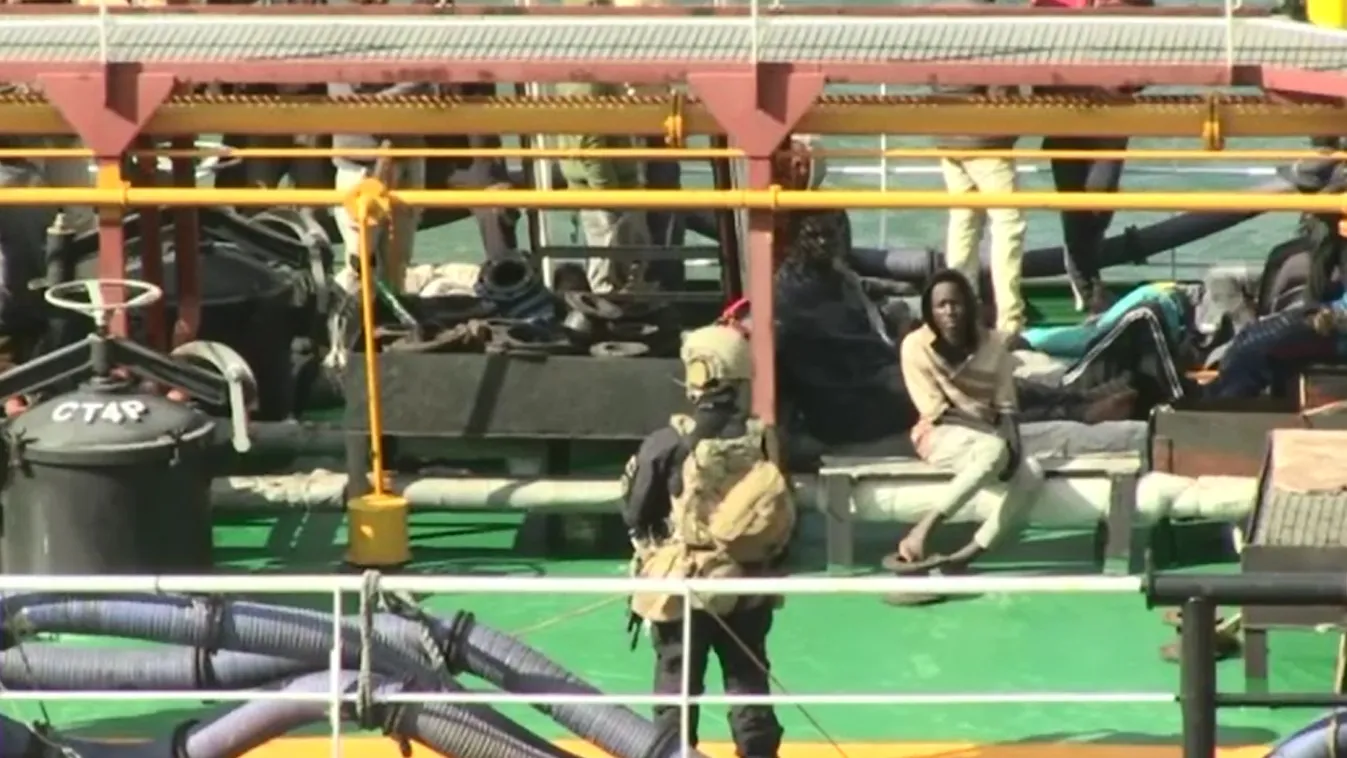 Tinédzser migránsok térítettek el egy olajszállítót