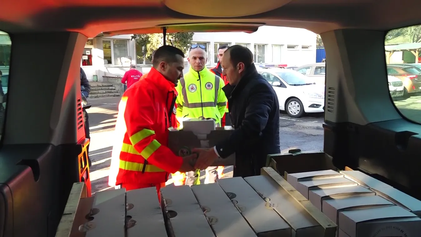 Csomagokat kaptak az ünnepek alatt dolgozó mentősök és orvosok Baranyában + videó