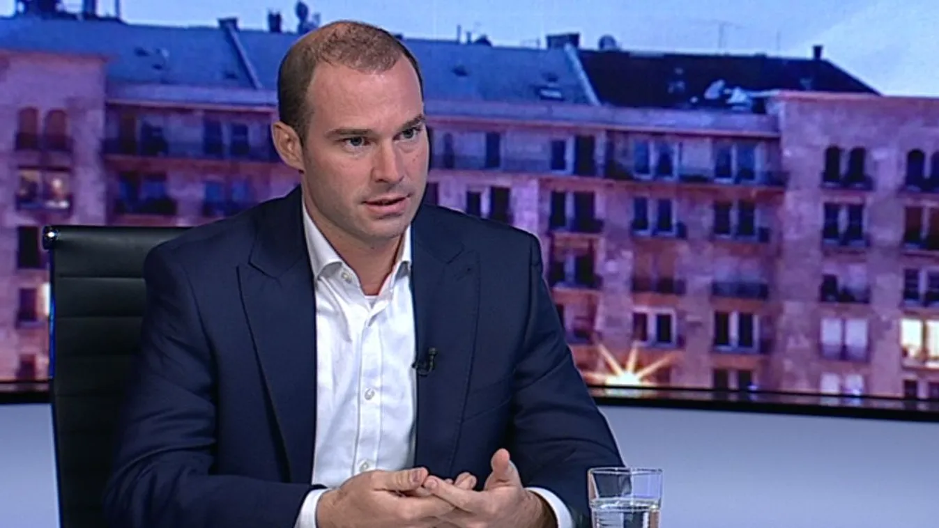 Hollik: Várjuk Juncker válaszát a migránsoknál lévő bankkártyák ügyében