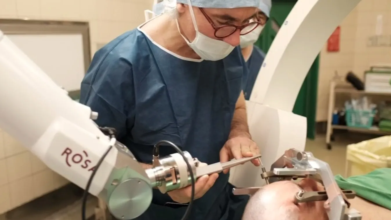 Egy 70 éves parkinsonos betegen segített Róza