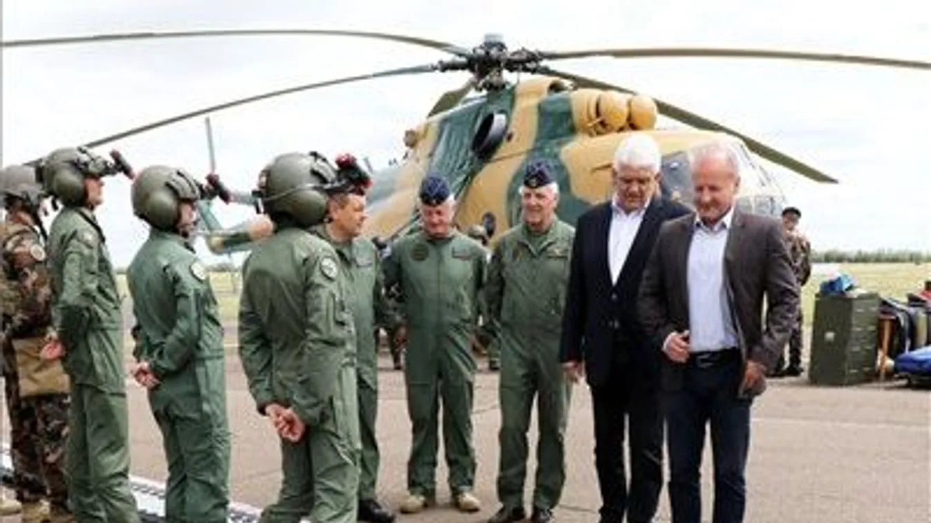 Nagyjavításból hazatért Mi-17-eseket vett át Simicskó