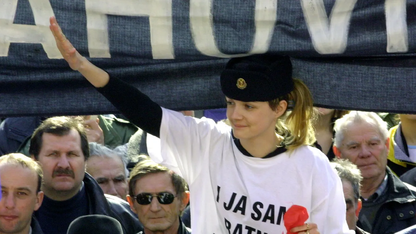 „Készen a hazáért” – egy kompromittálódott köszöntés karrierje