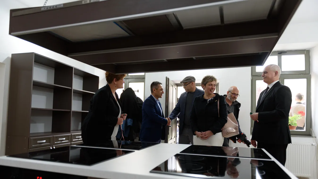 A magyar kormány támogatásával kialakított tankonyhát adtak át Nagyenyeden