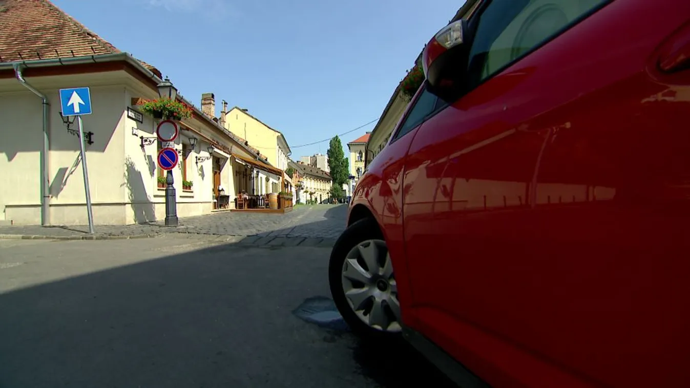 50 méteren át vitte magával a motorháztetőn
